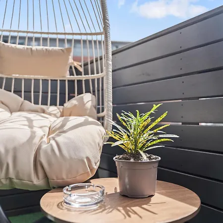 Golden Desert With Free Parking - Netflix *