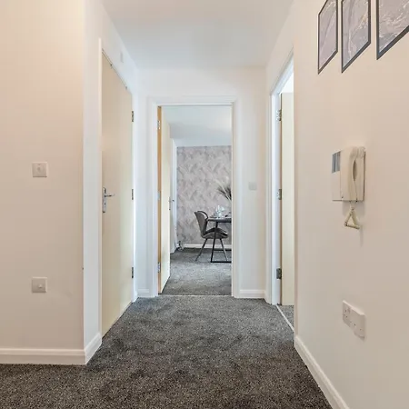 Golden Desert With Free Parking - Netflix * Birmingham