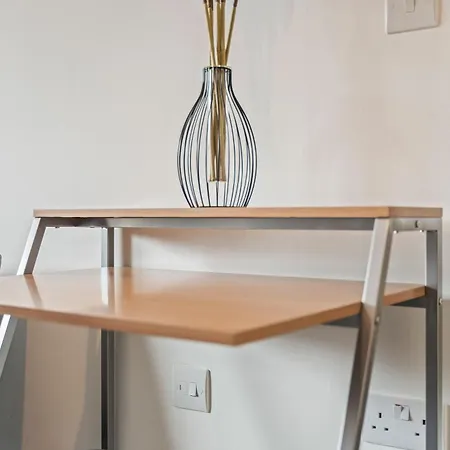 Golden Desert With Free Parking - Netflix Apartment