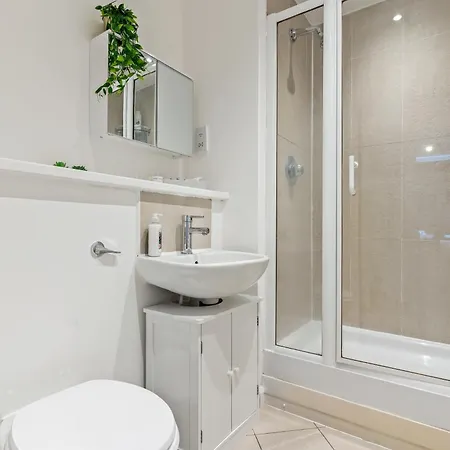 Apartment Golden Desert With Free Parking - Netflix Birmingham