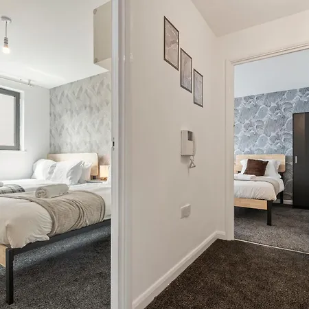 Golden Desert With Free Parking - Netflix Apartment