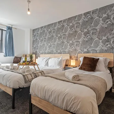 Golden Desert With Free Parking - Netflix * Birmingham